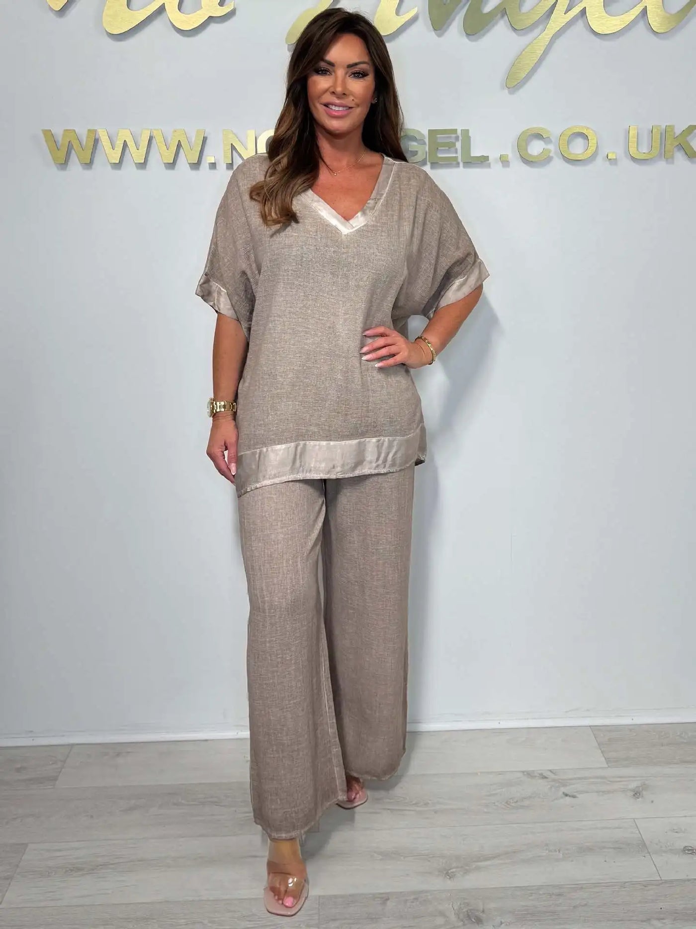 SerenaSet™ – V-Neck Top & Wide-Leg Pants