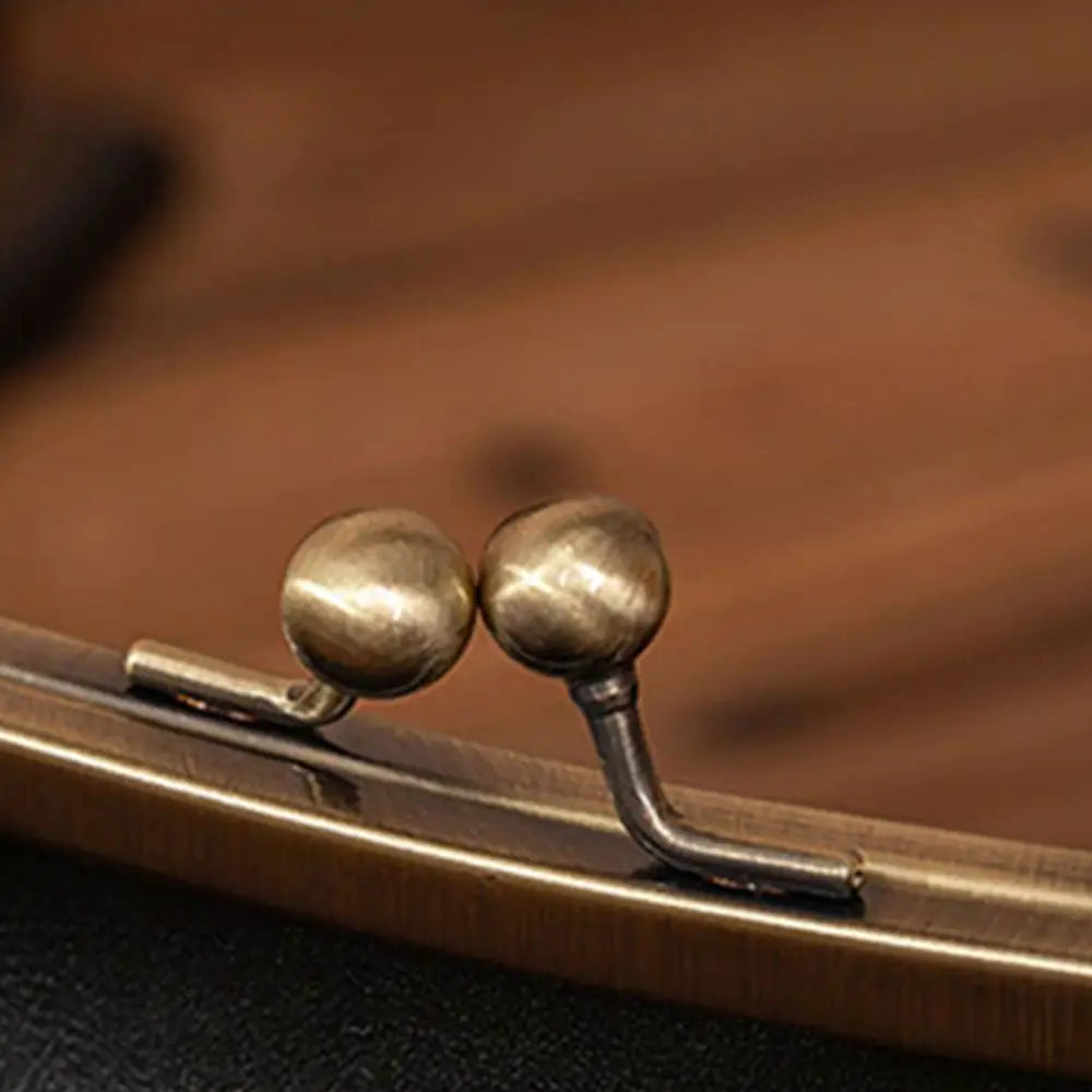 Anna - Chic Leather Bag with Kiss-Lock Closure